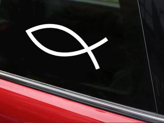 Nalepka v obliki simbola ribe na avtomobilu