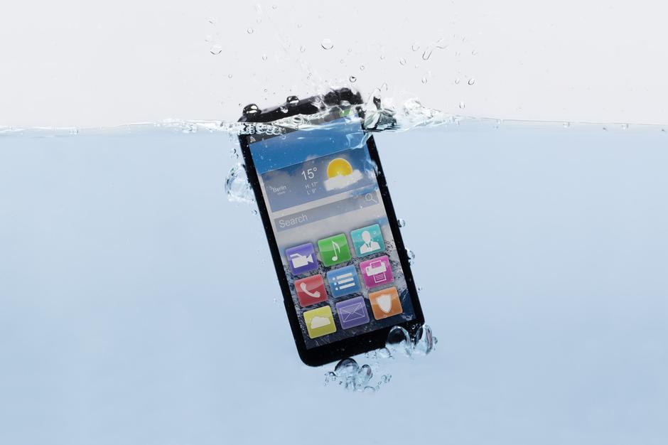 Telefon, voda, mobitel | Avtor: Profimedia