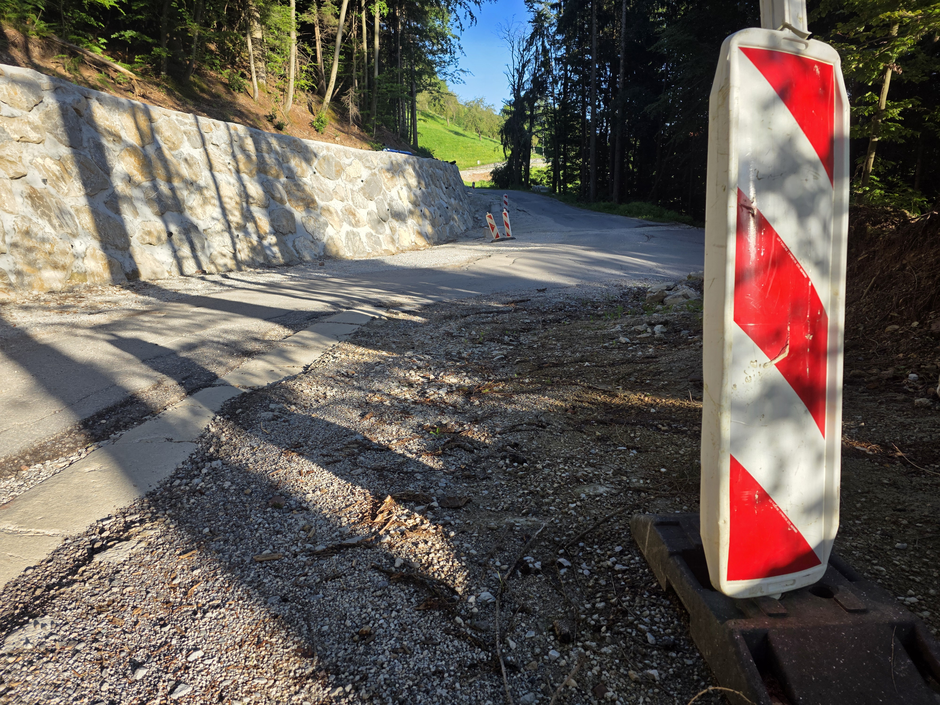 cesta uničena cesta uničeno cestišče poškodovana cesta Jazne | Avtor: Bralec