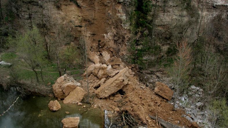 Škoda zaradi podora in stroški odstranitve materiala še niso ocenjeni. (Foto: Gr