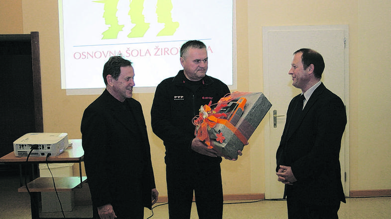 Žirovniški župan Leopold Pogačar je ravnatelju OŠ Žirovnica Valentinu Sodji pred