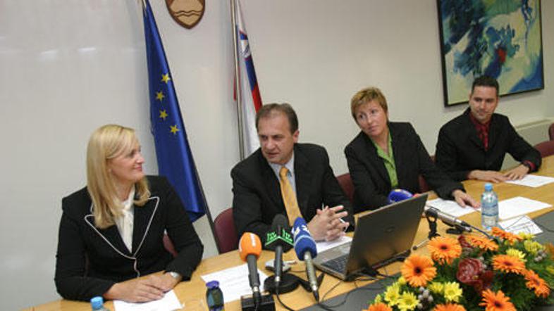 Direktorica Dursa Mojca Centa Debeljak bo SoftLabu morala pojasniti, zakaj je nj