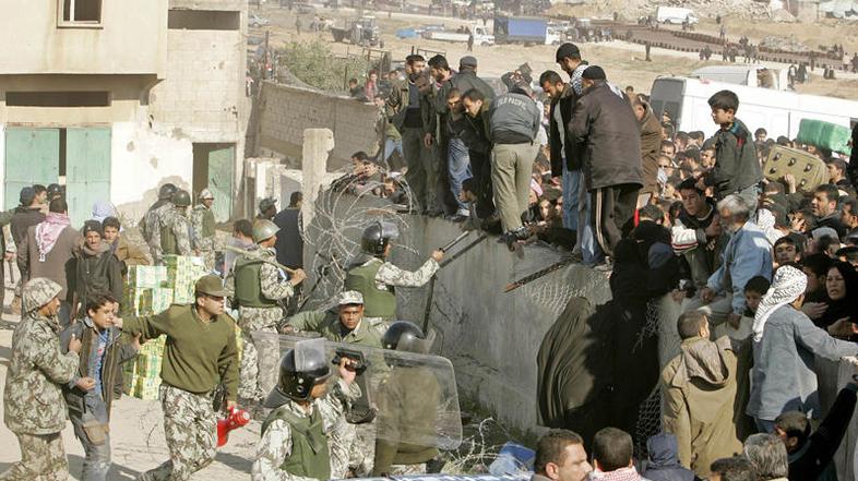 Oblasti v Izraelu menijo, da sta napadalca v Izrael prišla prek Egipta, potem ko