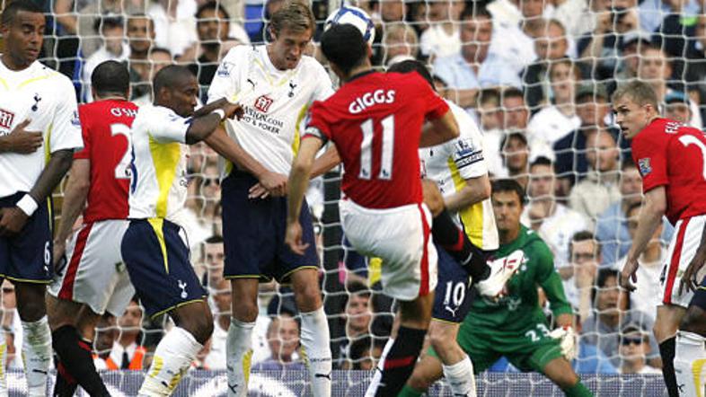 Nov gol za Giggsovo videoknjižnico - Valižan iz prostega strela pobriše prah iz 