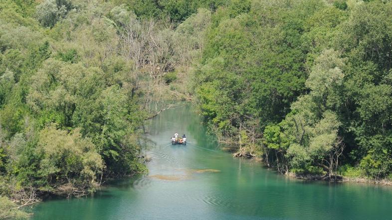 Slovenski vojaki in policist z radarjem preiskujejo jezero.