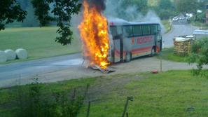 Požar je za nekaj časa popolnoma zaprl cesto v vasi Sele. Zagorelo je zaradi teh