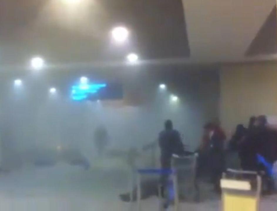 Prve fotografije s prizorišča so poslali potniki prek socialnih omrežij, kot je 