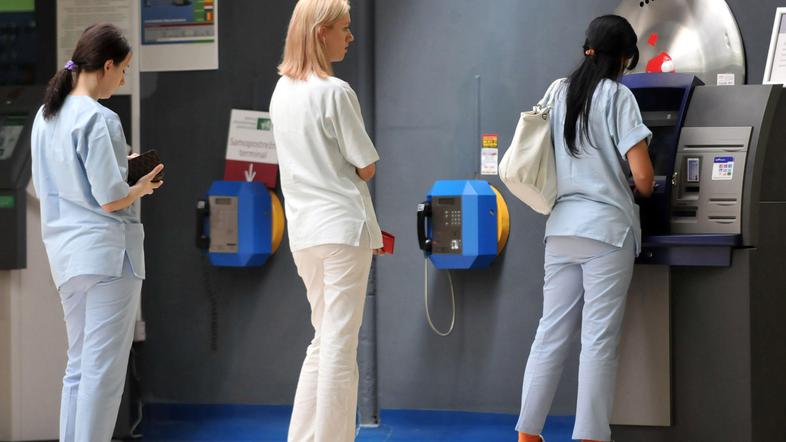 Stavkajoče sestre pravijo, da zahtevajo enako plačilo za enako delo.