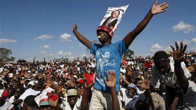 Slika prikazuje podpornike voditelja Gibanja za demokratične spremembe in vetera