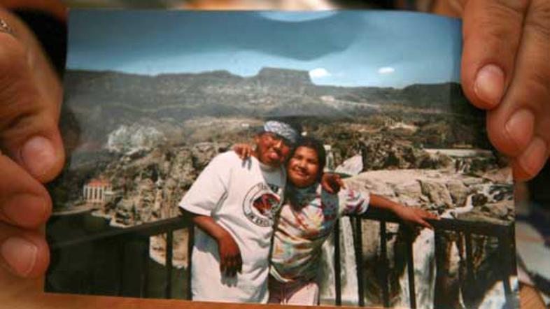 JoLeta drži sliko svojih dveh otrok.