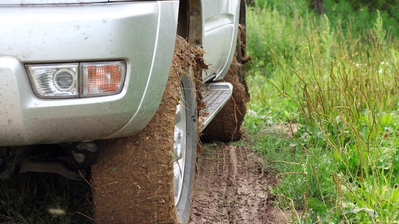 Očistite blato s koles.