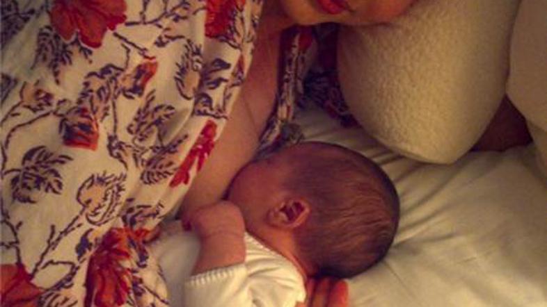 Mali Flynn je prijokal na svet 11. januarja (na sliki z mamo Mirando Kerr). (Fot