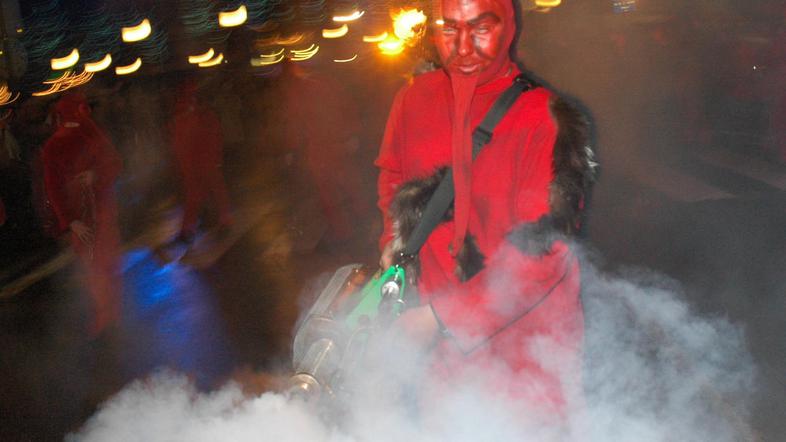 Parkeljni ponazarjajo hudiča in kot spremljevalci miklavževanj strašijo otroke t