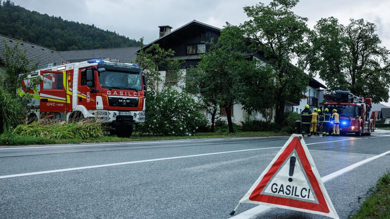 vreme gasilci veter dež poplave