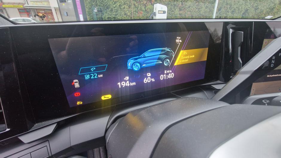 Polnjenje baterije v električnem renault scenicu | Avtor: Gregor Prebil