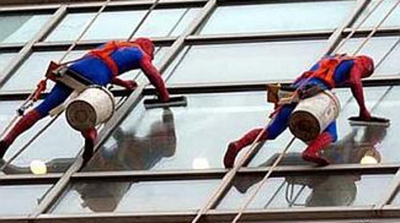 Ljudje pajki skrbijo za okna hotela in zabavajo goste.