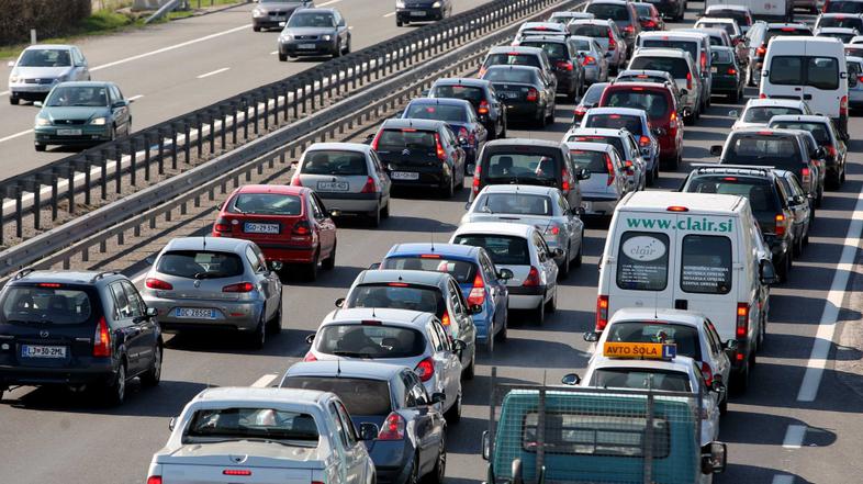 slovenija 08.04.10 guzva na avtocesti, gneca zaradi prometne nesrece, kolona voz