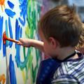 Otrok že pri enem letu lahko riše s prstnimi vodenimi barvami, ki so nestrupene.