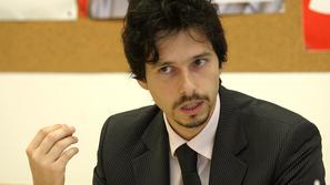 Včeraj so na Dunajski cesti štirje moški pretepli in okradli poslanca SD Luko Ju