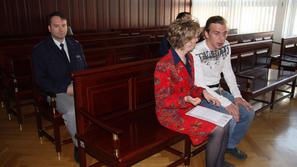 Kucurskemu je pri zagovoru in sporazumevanju s sodnico pomagala prevajalka. Zani