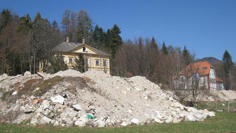 Pred graščino Grimšče je navožen ogromen kup gradbenega materiala, z nedovoljeni