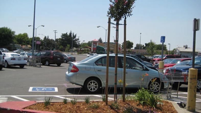 46-letnik si je privoščil kar pred trgovino.