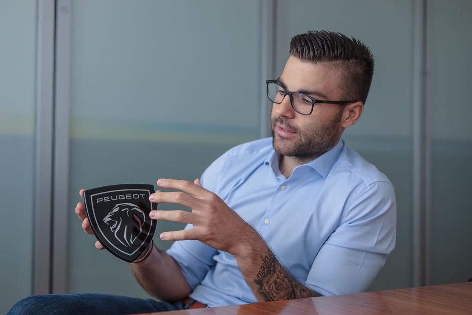 Peugeot logotip Hella | Avtor: Saša Despot