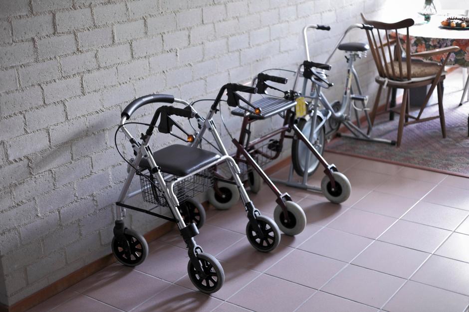 Hojca voziček star starostnik upokojenec upokojenci starostniki | Avtor: Profimedia