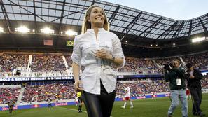 Žal ne vemo, če je bila Lindsey tako nasmejana tudi ob ogledu posnetka odprtja .