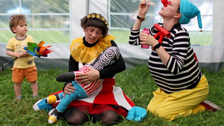 Predstava Glava gol – noge gor je namenjena otrokom, starim od 3 do 36 mesecev. 