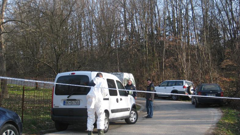 Kriminalisti bodo ves v hiši najdeni pepel presejali in izločili trde delce. (Fo