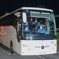 prihod avtobusa britanskih potnikov z ladje Hondius v Liverpool