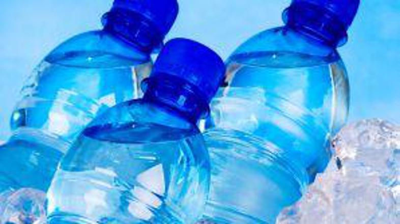 voda v plastenkah mala