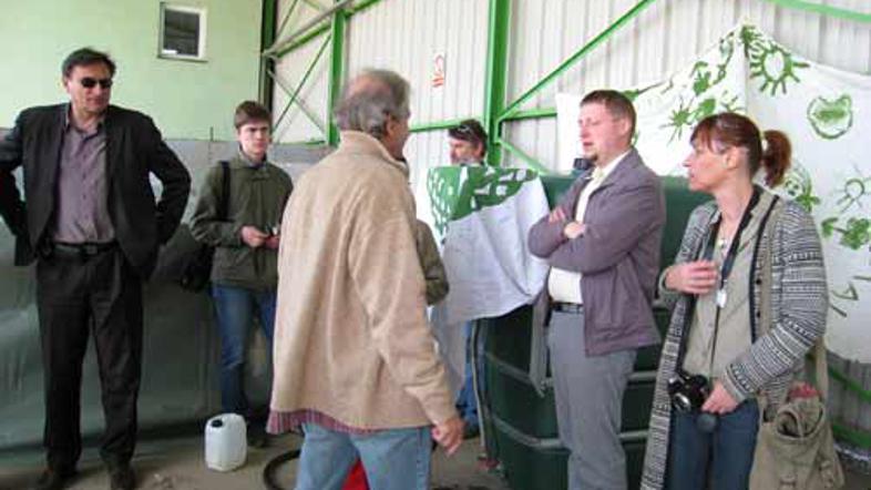 Novi tajnik Janko Omerzu si je na prvi delovni dan ogledal črpalko z rastlinskim