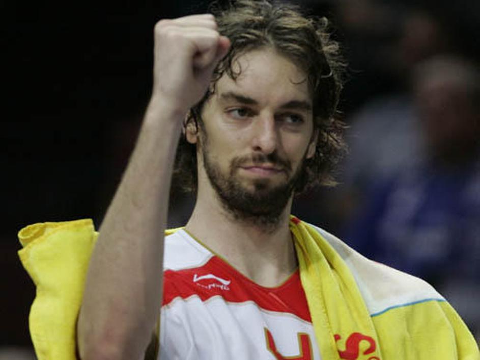 Španci so na krilih Pauja Gasola zlahka opravili z Grki, ki se bodo v nedeljo po