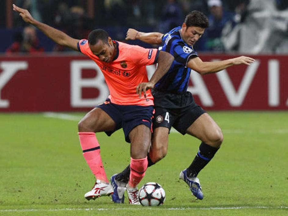 Spopad v Milanu - na fotografiji Thierry Henry (levo) in Javier Zanetti.