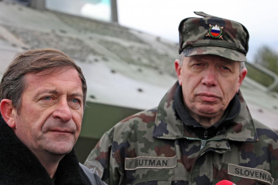 slovenija 18.12.07 Karel Erjavec (minister za obrambo), generalpodpolkovnik Albi | Avtor: Saša Despot