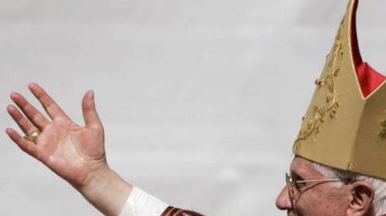 Na odprti maši na stadionu se je zbralo kakih 45.000 vernikov.