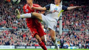 Jordan Henderson (desni) bo odslej nosil rdeči dres Liverpoola. (Foto: Reuters)