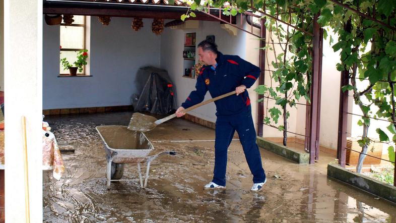 V Rižani so blato izpred hiš odstranjevali vse od konca padavin v nedeljo.