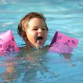 Plavalni pripomočki naj vam bodo v pomoč pri učenju in nato pri družinskih vodni