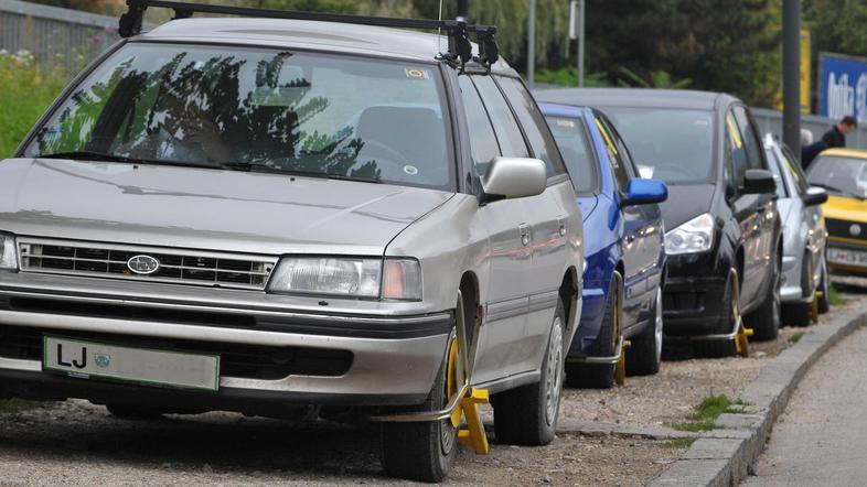 Plačilo priklepanja in odklepanja lisic nima neposredne povezave z globo za nepr