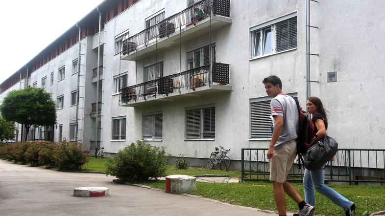 Na spletu si je mogoče ogledati tudi videoposnetek premikanja dvigala in hrupa, 