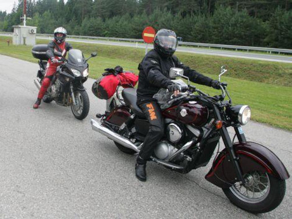 Ob tem času bi motoristi že zavzeli ceste, letos pa morajo kidati sneg. | Avtor: Žurnal24 main