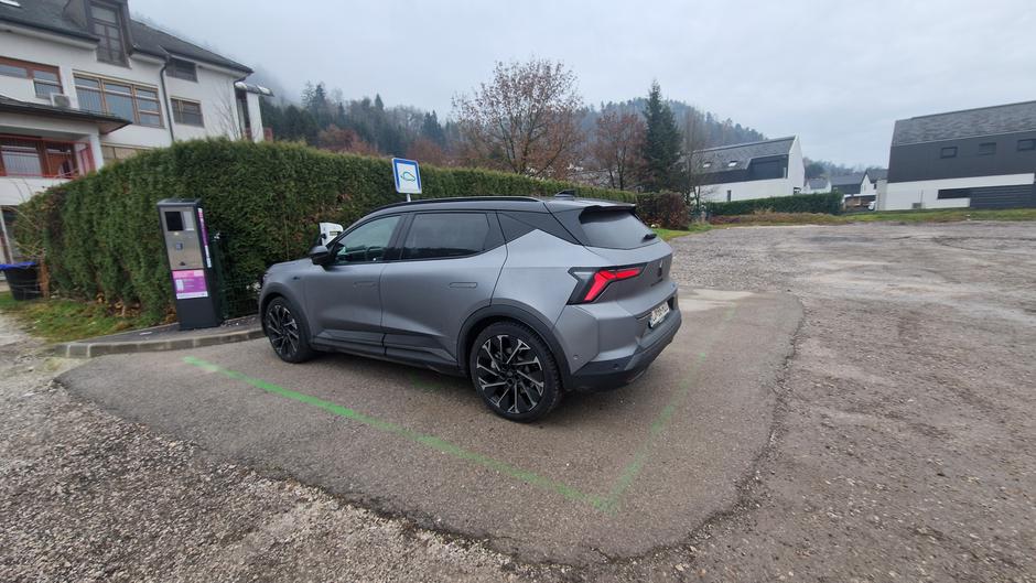 Polnjenje baterije v električnem renault scenicu | Avtor: Gregor Prebil