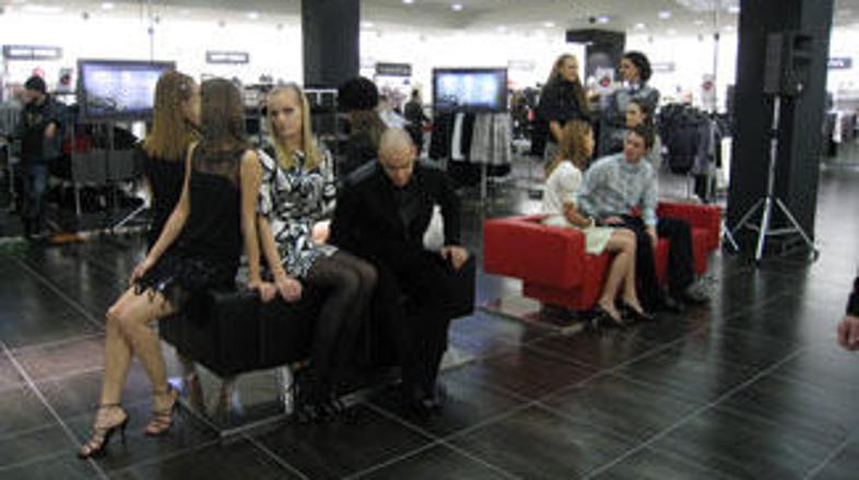 Zanimivi foto shooting se je pred očmi gledalcev odvil namesto običajne modne re