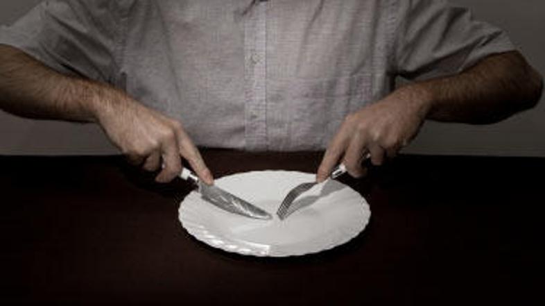 Ljudje bi morali jesti obrok vsaj 10 minut, po možnosti v družbi in za mizo. To 