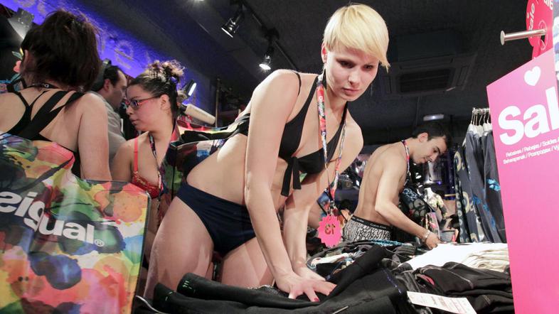 Desigual, razprodaja, nagi, oblečen, slečen, slogan, ŠPANIJA