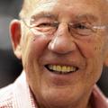Stirling Moss je pri svojih 80 letih še vedno videti zelo mladosten in krepak.