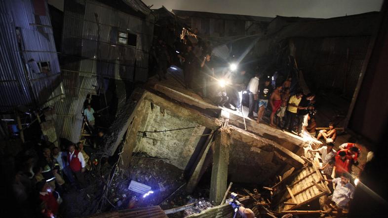 V nesreči je umrlo najmanj 20 ljudi, okoli 50 je ranjenih. (Foto: Reuters)